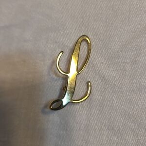 Free with purchase, script L brooch pin
